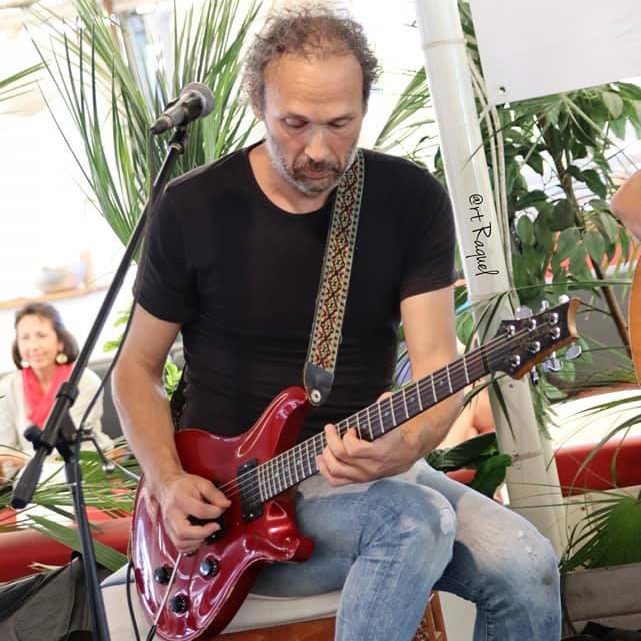 El profesor Tony Hernandez en uno de sus conciertos tocando una guitarra roja