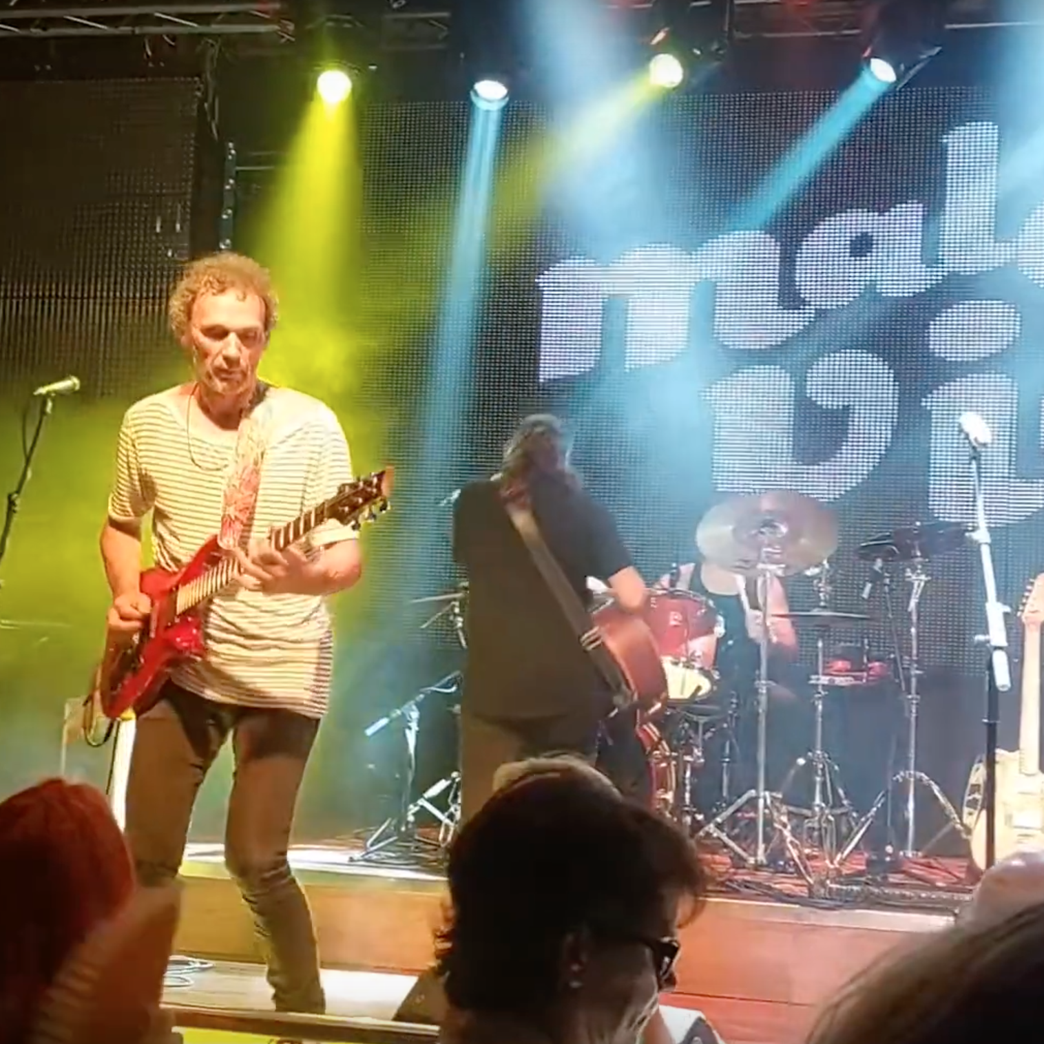 El profesor Tony Hernandez en uno de sus conciertos al aire libre tocando una guitarra