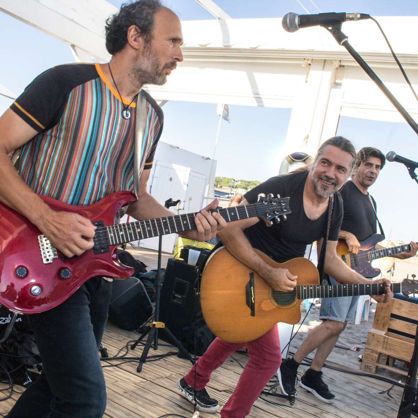 El profesor Tony Hernandez en uno de sus conciertos al aire libre tocando una guitarra