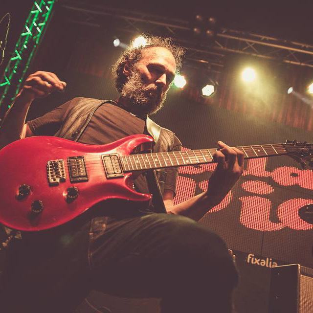 El profesor Tony Hernandez en uno de sus conciertos en teatro tocando una guitarra roja