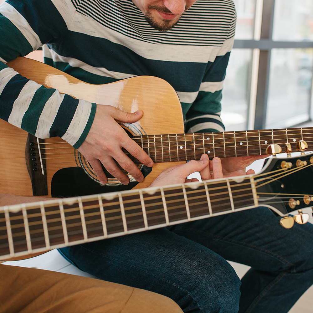 Aprendiendo a tocar la guitarra. Educación musical y clases extracurriculares.