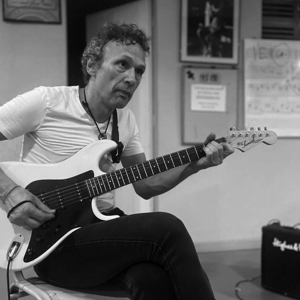 El profesor Tony Hernandez tocando la guitarra en una de sus clases.